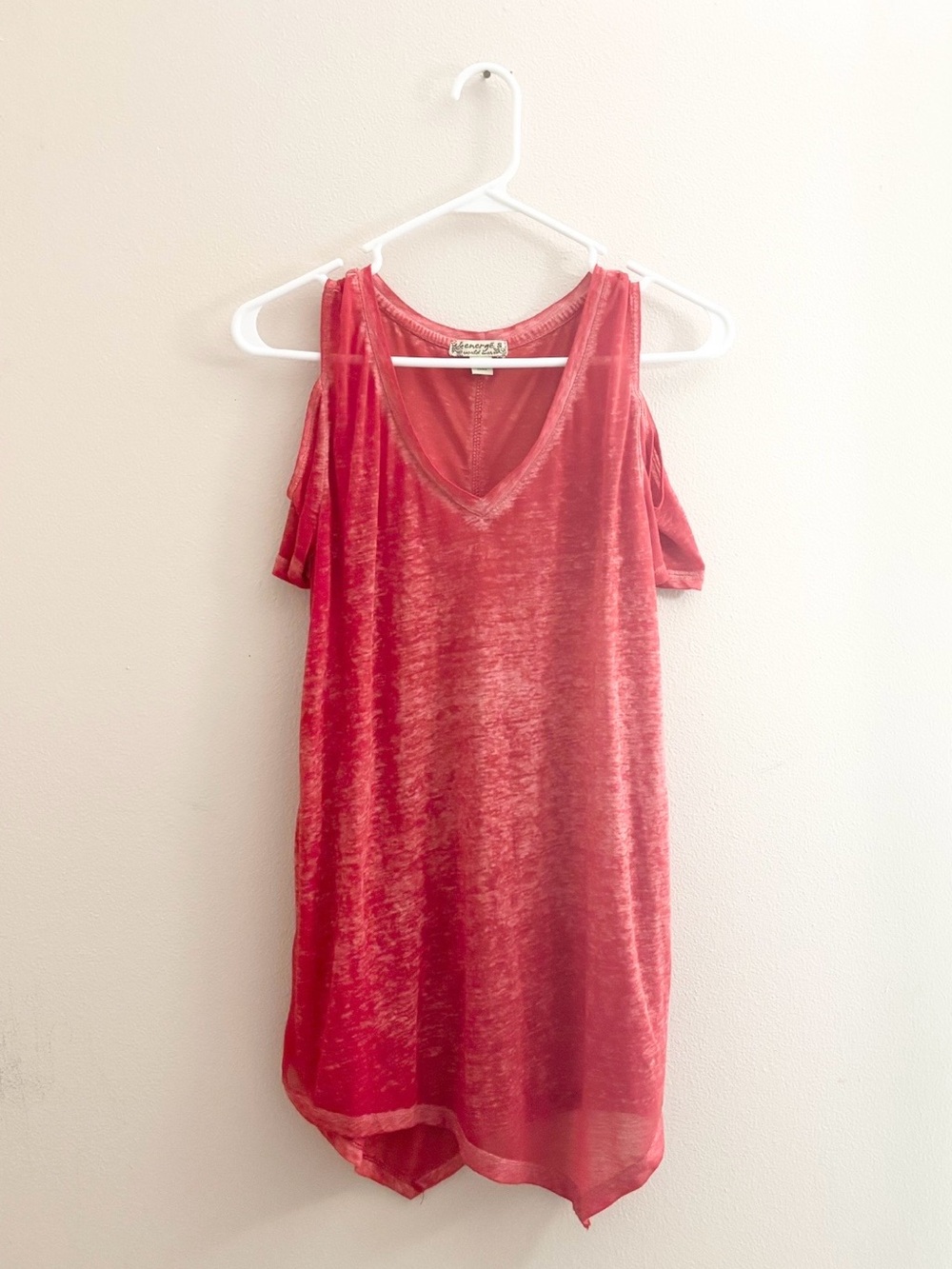 5/$15 🩷 Energe Red Heathered Cold Shoulder Short Sleeve Top